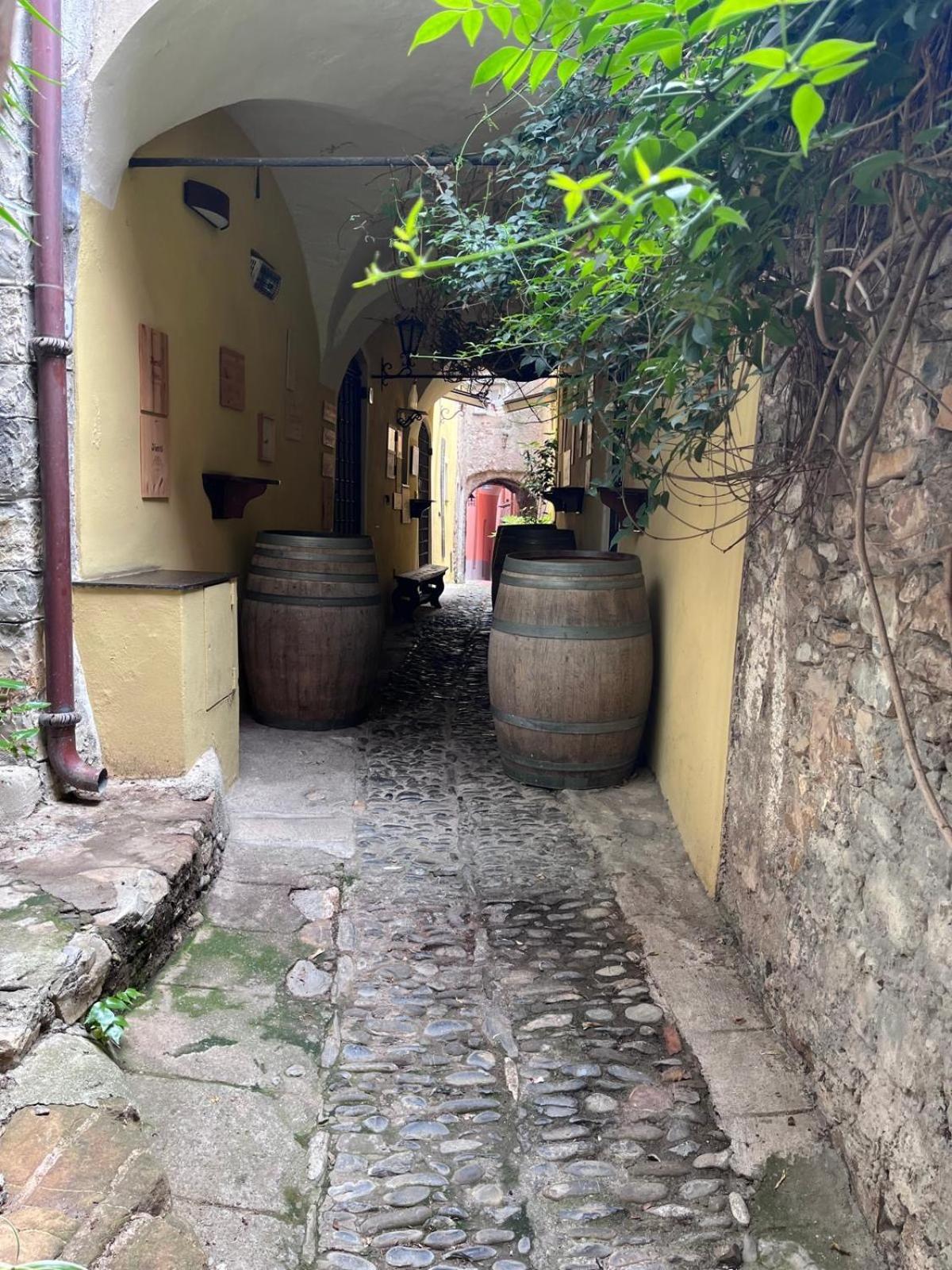 مبيت وإفطار شيرفو La Finestra Sul Borgo المظهر الخارجي الصورة