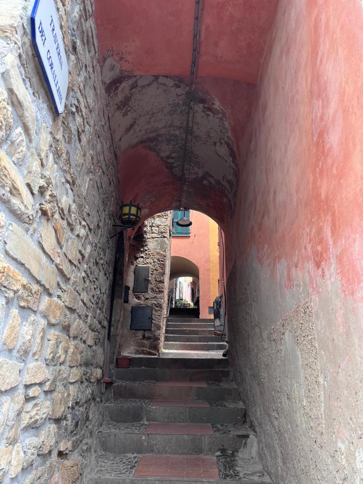 مبيت وإفطار شيرفو La Finestra Sul Borgo المظهر الخارجي الصورة