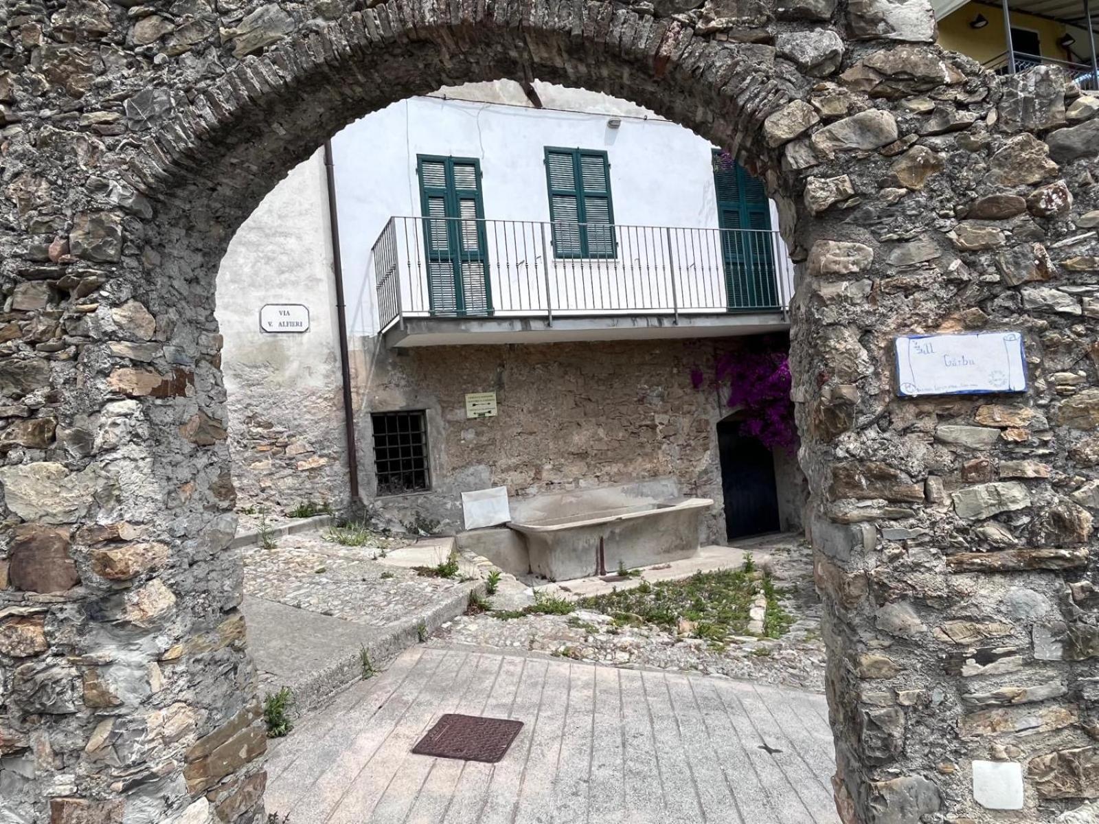 مبيت وإفطار شيرفو La Finestra Sul Borgo المظهر الخارجي الصورة
